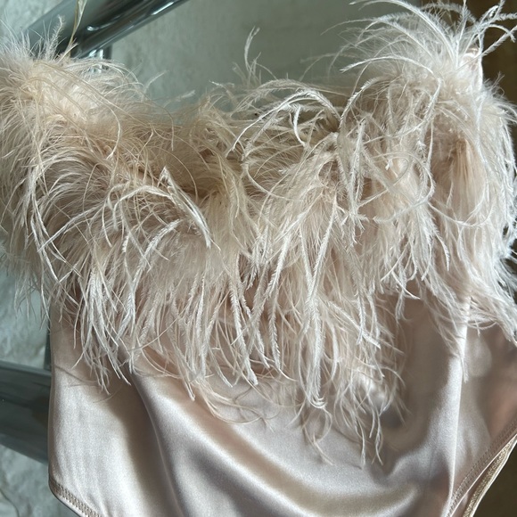 Fashion Nova show stopper, glamours feather bodysuit Never been worn - Picture 3 of 6
